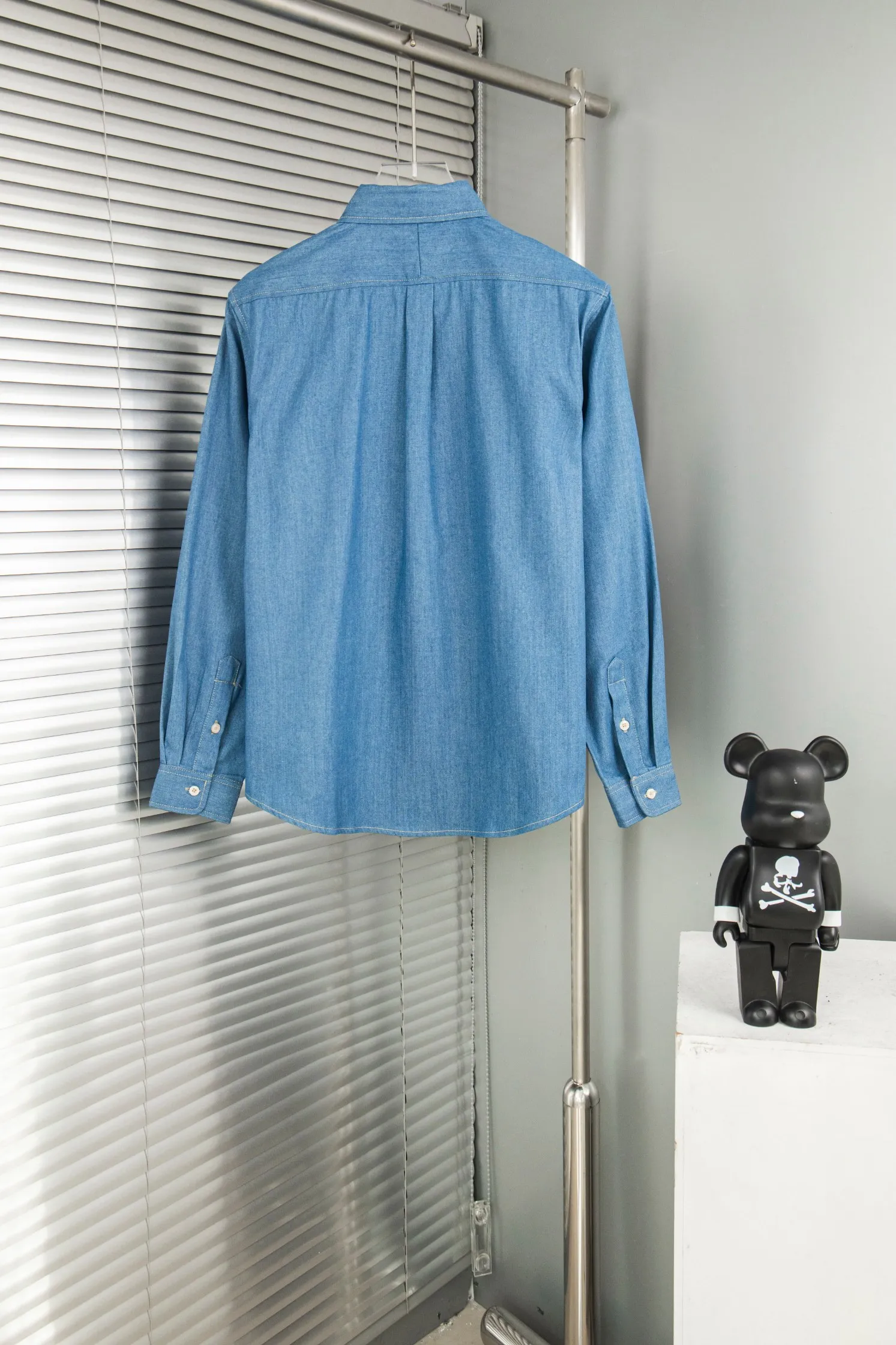 🅿️250 new model number: B115 Ralph Lauren/Ralph Lauren classic color small label couple style washed denim long-sleeved shirt 1️⃣Made of high-quality denim fabric, the upper body is soft and comfortable, extremely delicate, the hand feels solid, smooth and soft. The fabric does not wrinkle, and the hand feel is invincible. The details are handled perfectly! 2️⃣Adopting the washing process, the workmanship details are perfectly controlled. They are all hemmed with vest technology, and the inside of the sleeves are also different. Different from the four-needle and five-thread workmanship, the collar is also designed with interlining, which shows high-end fashion and individuality. The style is fashionable, simple and elegant! 3️⃣It is very youthful and energetic, and can be easily worn by both men and women. It is very in line with the fashion aesthetic concepts of today's young people! Color: light blue, dark blue Size: S, M, L, XL